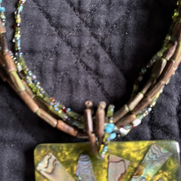 Beaded necklace with large pendant - Picture 4 of 6